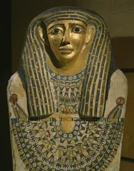 Sarkophag von Imenhetep, aus Touna el Gebel, 1. Jahrhundert v. Chr. - 1. Jahrhundert n. Chr. (bemaltes und vergoldetes Feigenholz, Kartonage, stuckiertes Leinen)